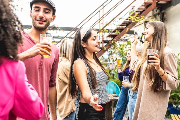 Foto festa da ballo sul tetto di giovani studenti di sesso femminile e maschile di giovani generazioni che si divertono a bere e a chiacchierare