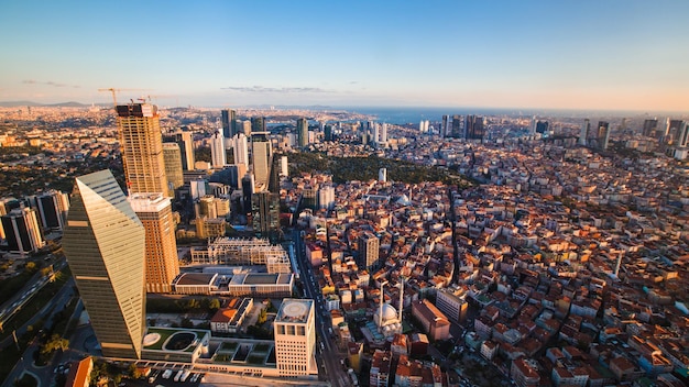 Вид с крыши на деловой район Стамбула и Золотой Рог