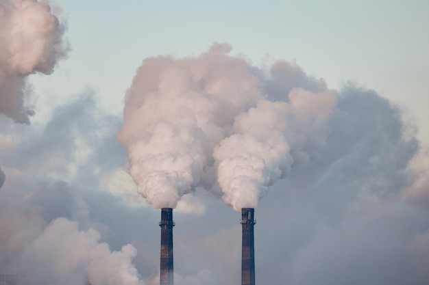 Rook en smog. Schadelijke emissies naar het milieu. Vervuiling van de atmosfeer door fabriek. Uitlaatgassen. Milieuramp. Slecht milieu in de stad