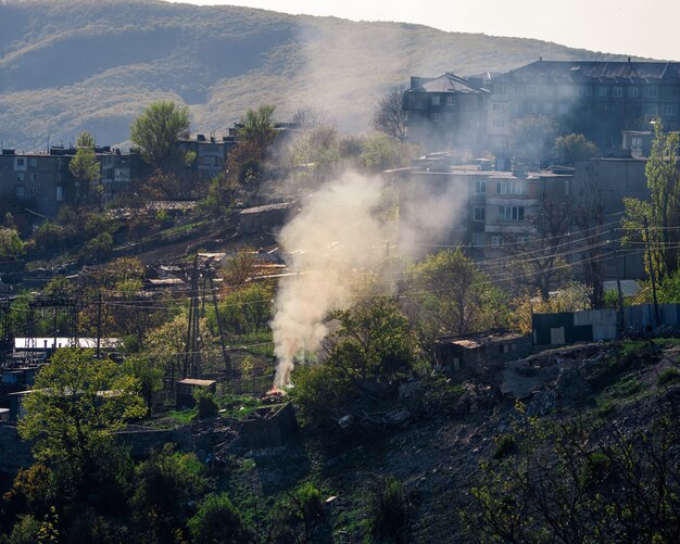 Rook over het bergdorp. Dubki, Dagestan.