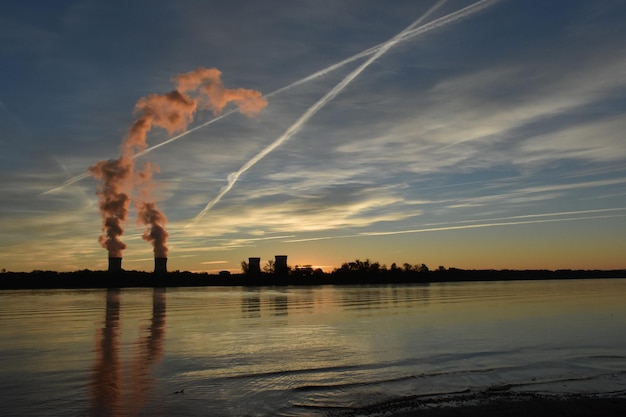 Foto rook uit de fabriek tegen de hemel bij zonsondergang