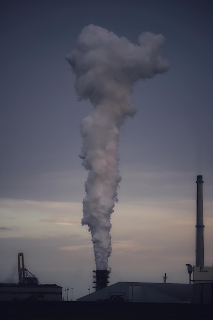 Rook uit de schoorsteen tegen de lucht