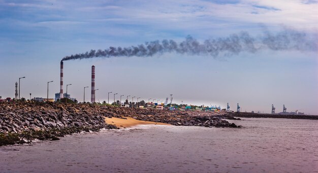 Foto rook uit de schoorsteen tegen de lucht