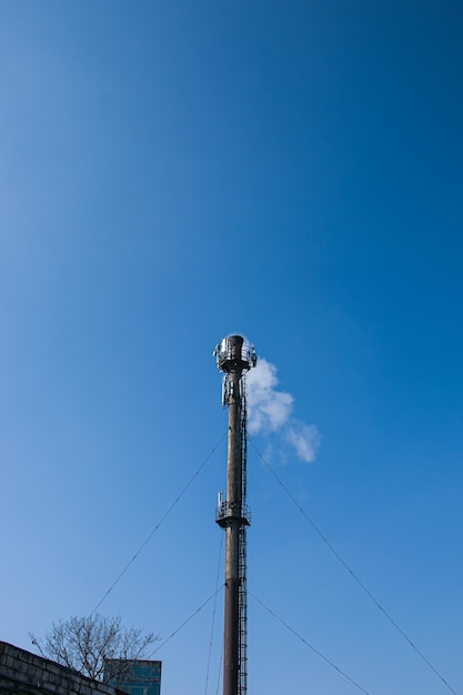 Rook uit de schoorsteen van een chemische fabriek tegen de blauwe hemel Ecologisch concept