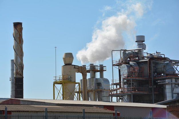 Rook uit de schoorsteen van een fabriek