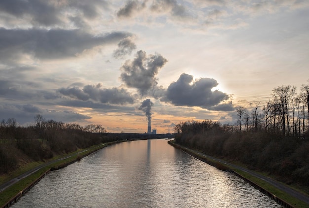 Rook uit pijpen van een metallurgische fabriek