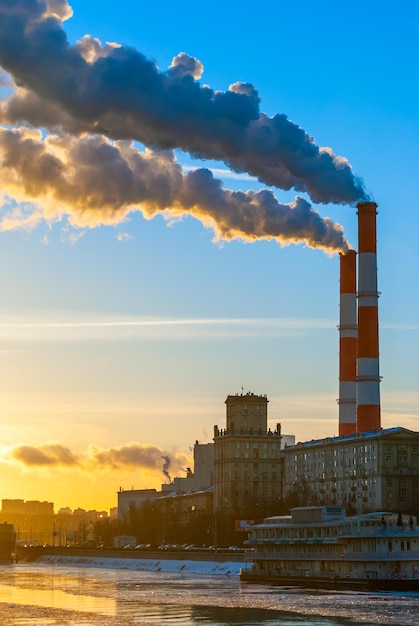 Rook uit productieleidingen bij zonsondergang