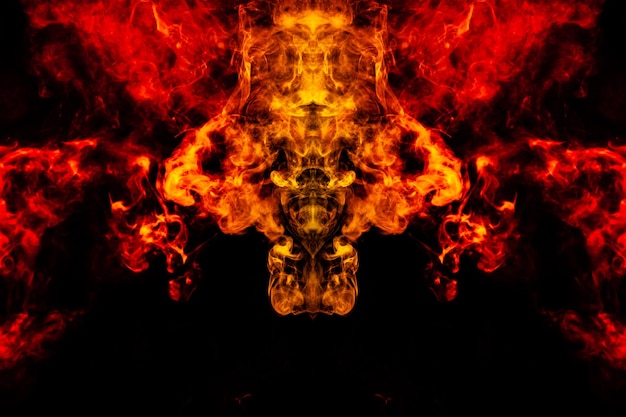 Foto rook van verschillende oranje en rode kleuren in de vorm van horror in de vorm van het hoofd, gezicht en oog met vleugels op een zwarte geïsoleerde achtergrond ziel en geest in mystiek symbool