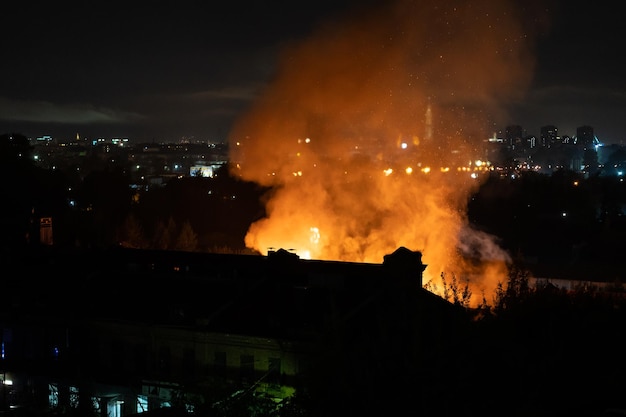 Rook van vlammen of kampvuur 's nachts achter woonhuis wegens schending brandveiligheid