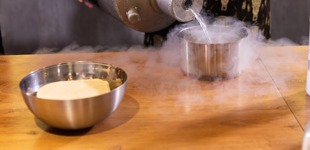 Rookdamp droogijs in kom in keuken kopie ruimte en lege ruimte voor tekst