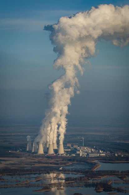 Rookstapel in de fabriek tegen de lucht
