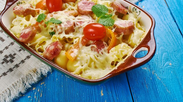 Rookworst Alfredo - braadpan met pasta en saus