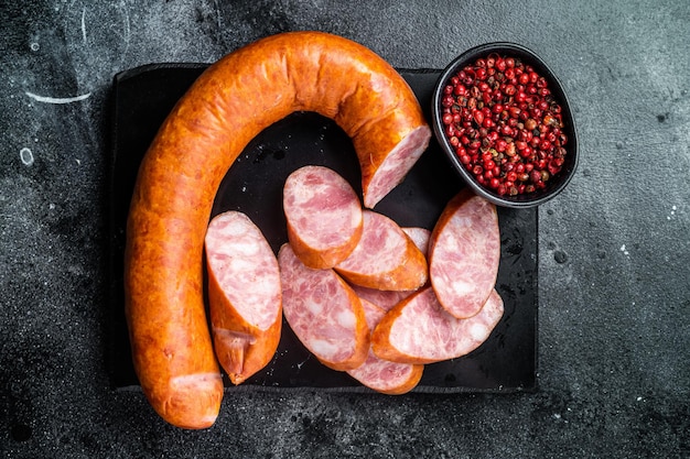 Rookworst op een marmeren bord Zwarte achtergrond Bovenaanzicht