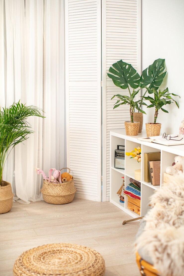 Photo 部屋は明るい色で、緑の植物があります。休息のための居心地の良いコーナー