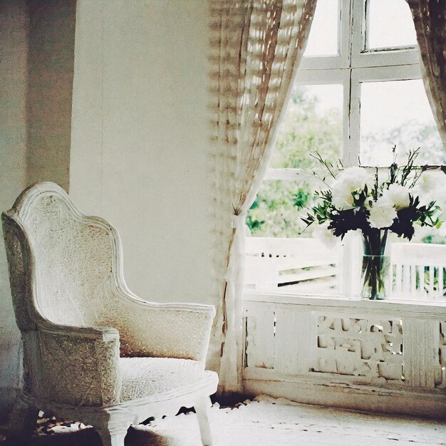 Photo a room with a chandelier and a lamp with flowers on it