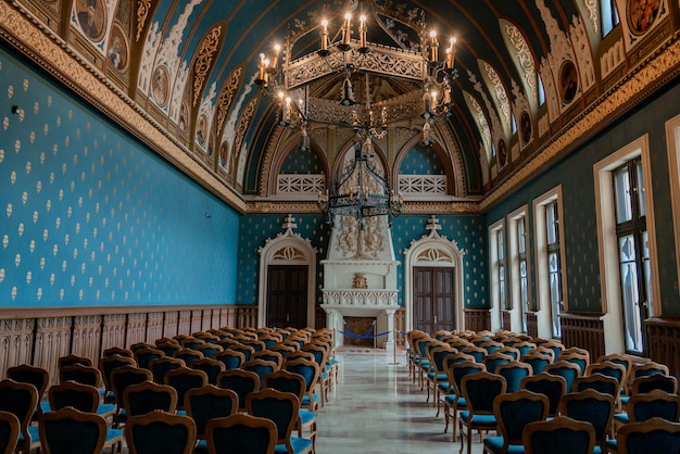 Photo a room with a large blue room with a large chandelier and a large chandelier.