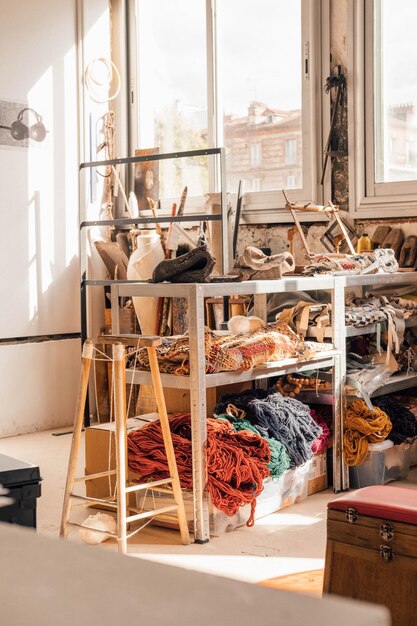 Photo a room with a shelf that has a lot of items on it