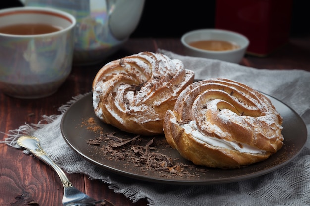 Roomcake met een kop thee