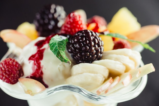 Roomijs met fruit in ramekin.