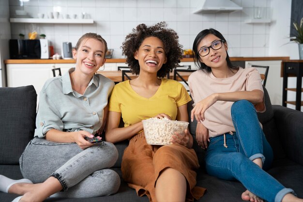 Foto coinquilini che condividono un pasto insieme