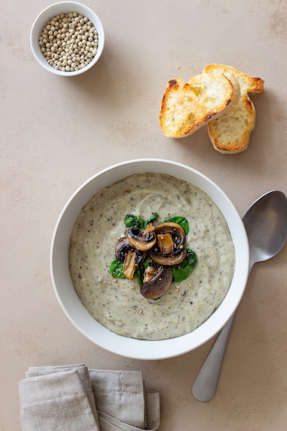 Roomsoep met champignons en spinazie