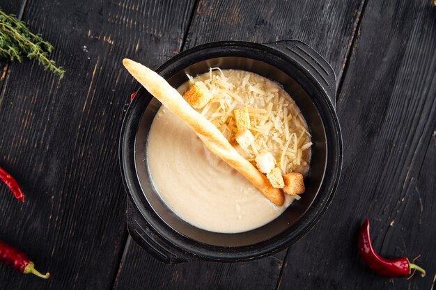 Roomsoep met croutons en geraspte kaas