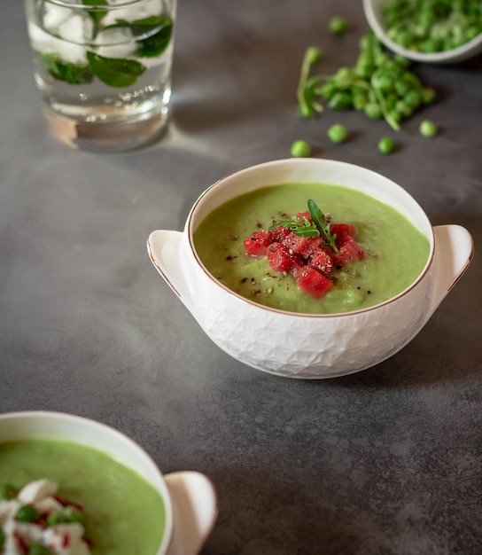 Foto roomsoep met groene erwten