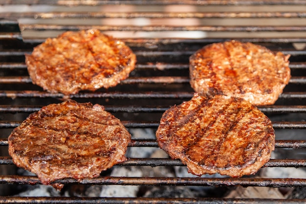 Rooster op een grillschotel voor hamburgers op kolen