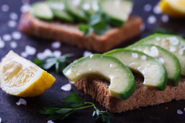 Roosteren met avocado op roggebrood met peterselie en zout