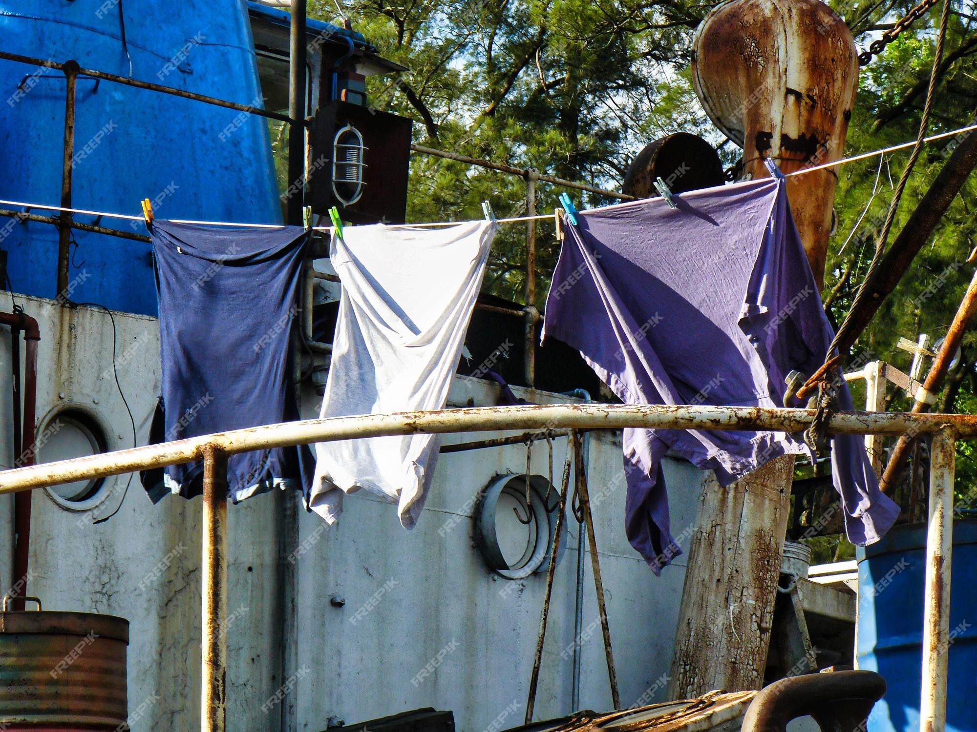 Premium Photo | Ropa colgada secandose al sol en la cubierta de un barco