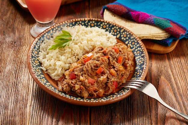 Foto ropa vieja comida tipica mexicana de carne de ternera servida con arroz blanco