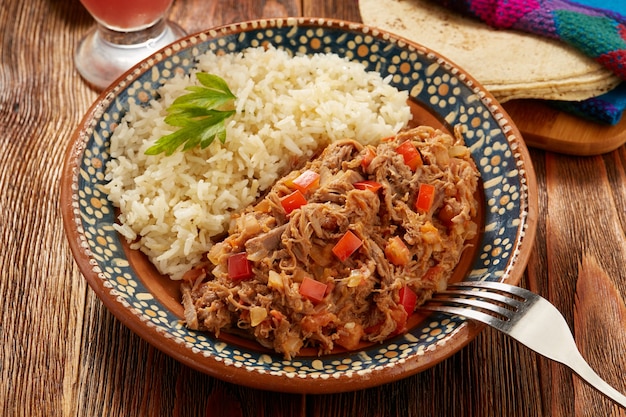 Ropa vieja comida tipica mexicana de carne de ternera servida con arroz blanco