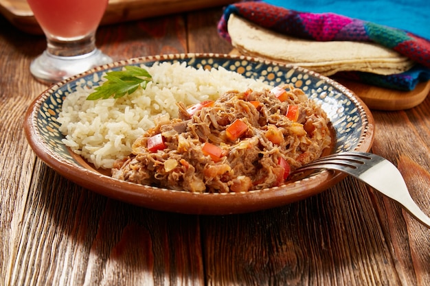 写真 ropa vieja comida tipica mexicana de carne de ternera servida con arroz blanco