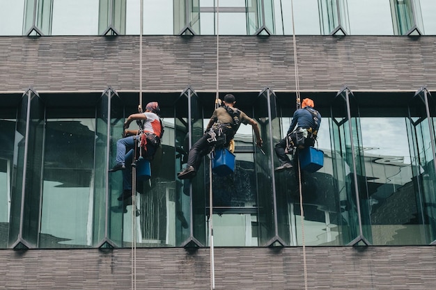 Rope Access technicus werknemer aan het werk Wallpaper