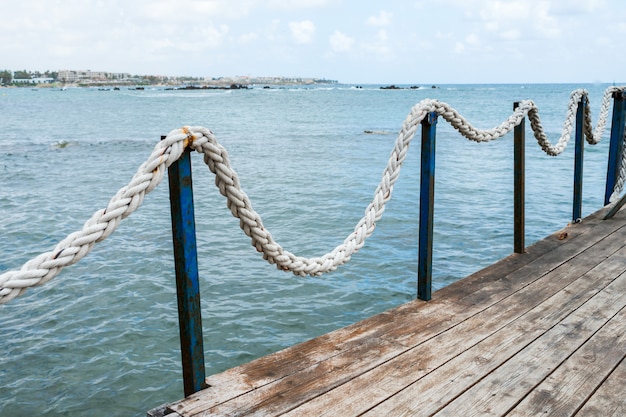 海面の背景にロープ