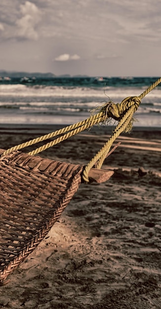 Foto corda sulla spiaggia contro il cielo