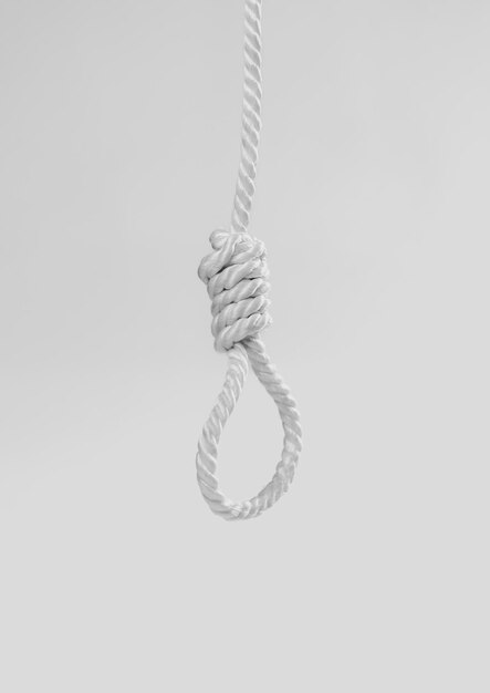 A rope hanging from a rope that has the word no on it.