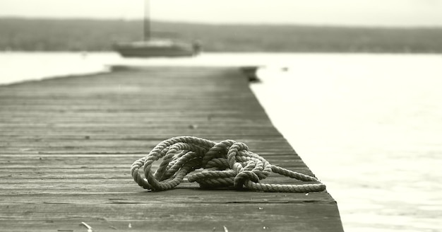 Photo rope on jetty in sea