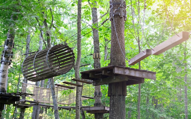 Веревочный парк на деревьях крупным планом концепция спорта и отдыха