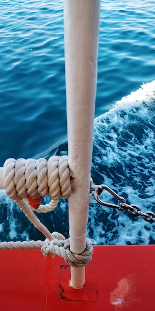 Photo rope tied in boat on sea