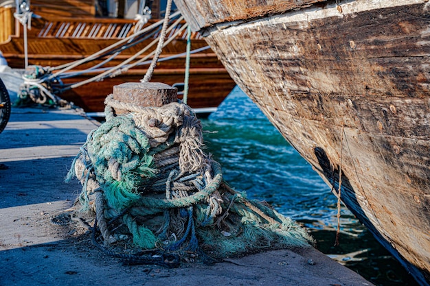 Foto corda legata a una rete da pesca sulla spiaggia