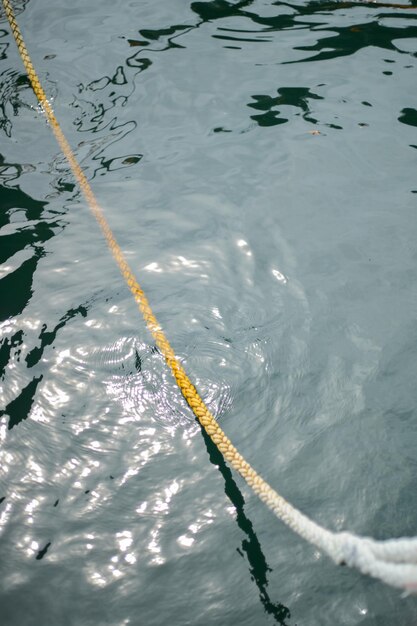 Photo rope tying ships in harbor