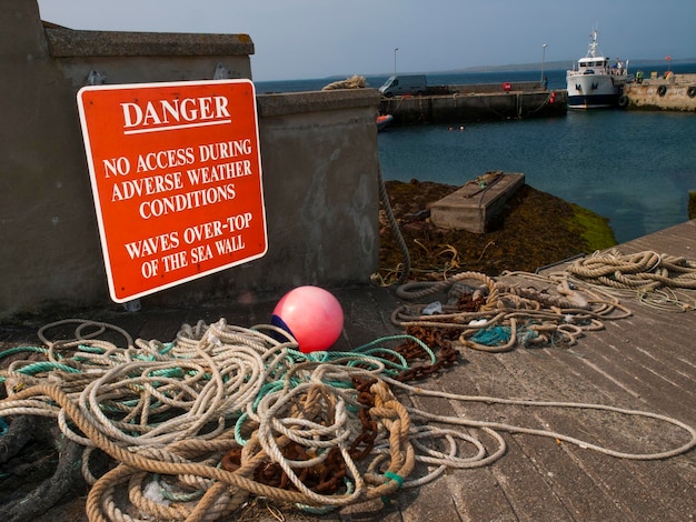 사진 항구 에 있는 경고 표지판 에 붙여진 로프