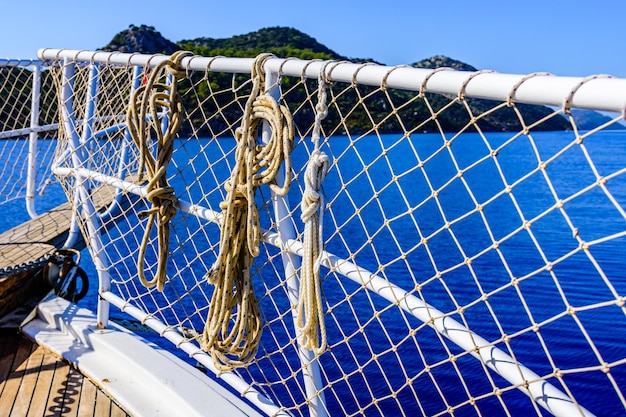 Corde appese alle ringhiere a prua dello yacht