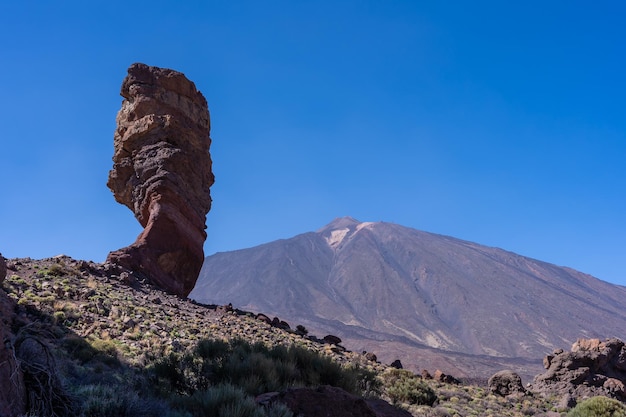 Roque Cinchado en op de achtergrond de vulkaan Teide in het natuurgebied van de Teide op de Canarische Eilanden van Tenerife