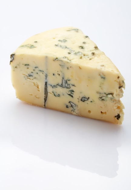 Roquefort Franse kaas op wit