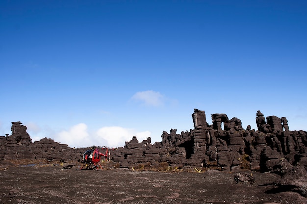 Roraima zwarte stenen landschap met helikopter