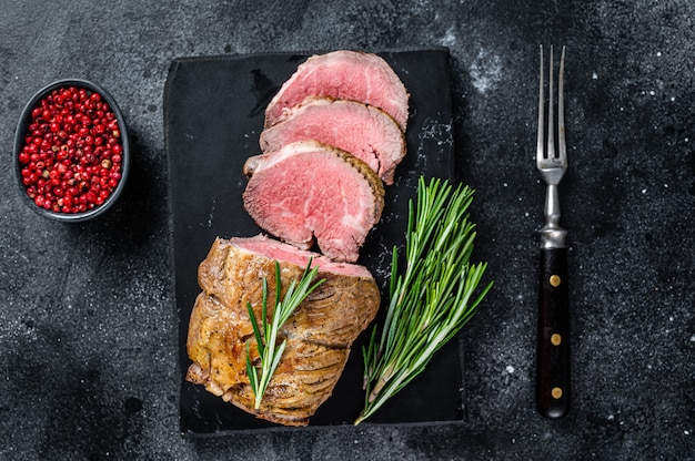 Rosbieffilet Ossenhaas vlees op een marmeren bord