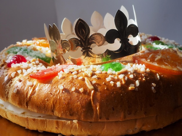 Roscon de Reyes and the crown