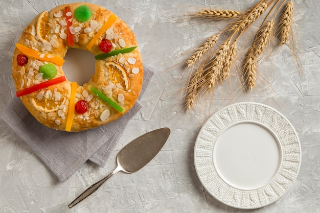 Photo roscon de reyes epiphany dessert and plate